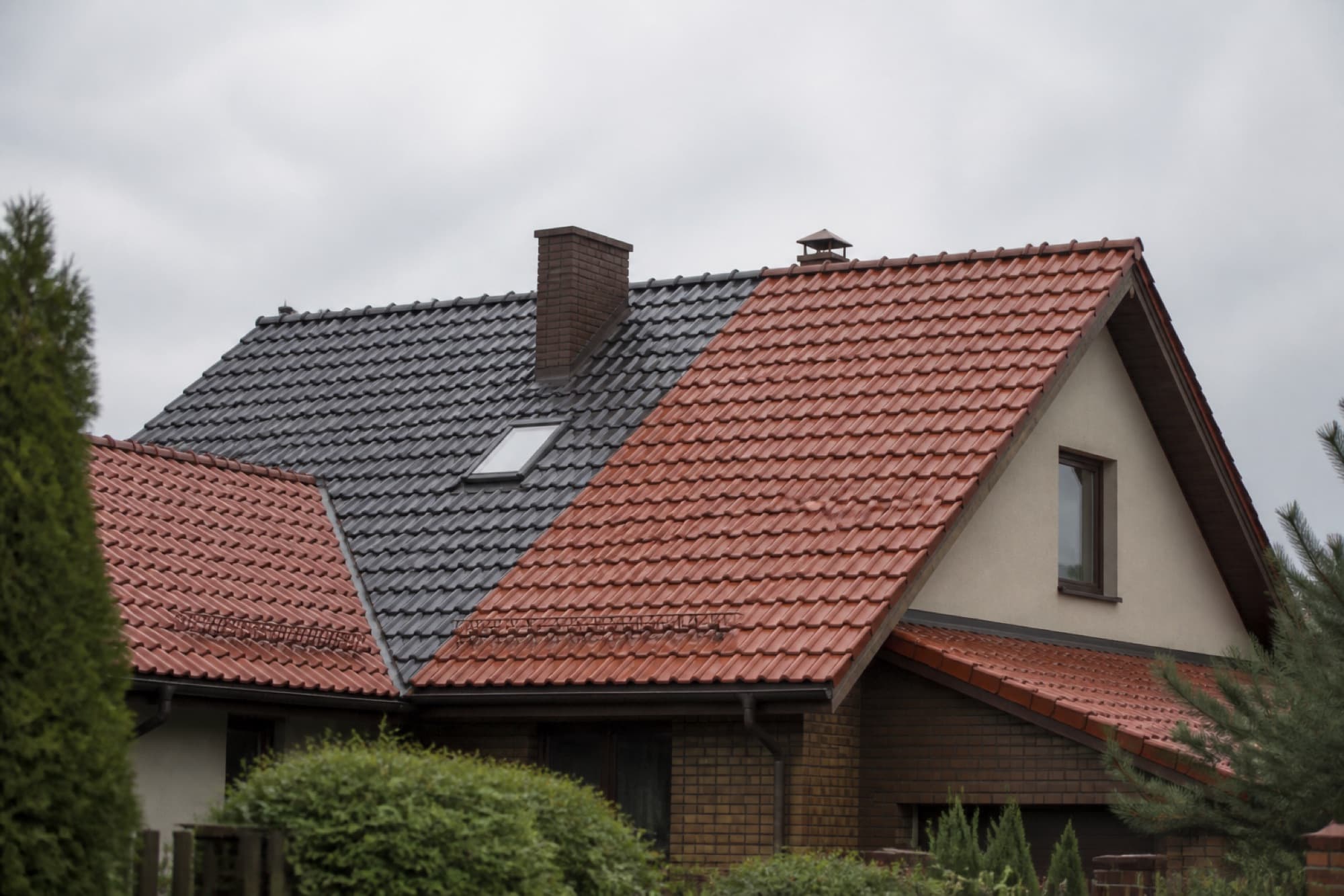 Dach domu jednorodzinnego kryty dachówką ceramiczną i blachą, widok od strony ogrodu